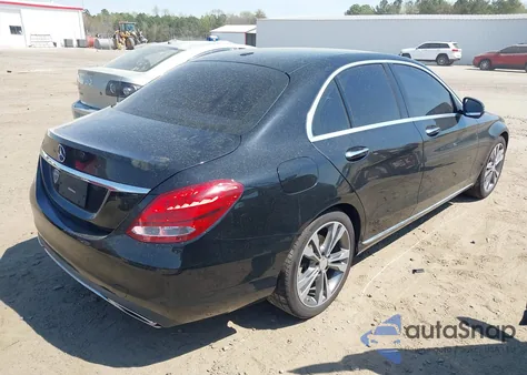 2016 Mercedes-Benz C 300 Luxury/Sport z USA, uszkodzony, nr VIN 55SWF4JB2GU157152